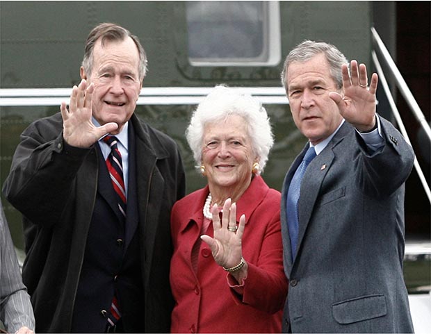 Barbara Bush em foto de arquivo com George W. Bush e o filho George Bush (Foto: Jason Reed/Reuters)