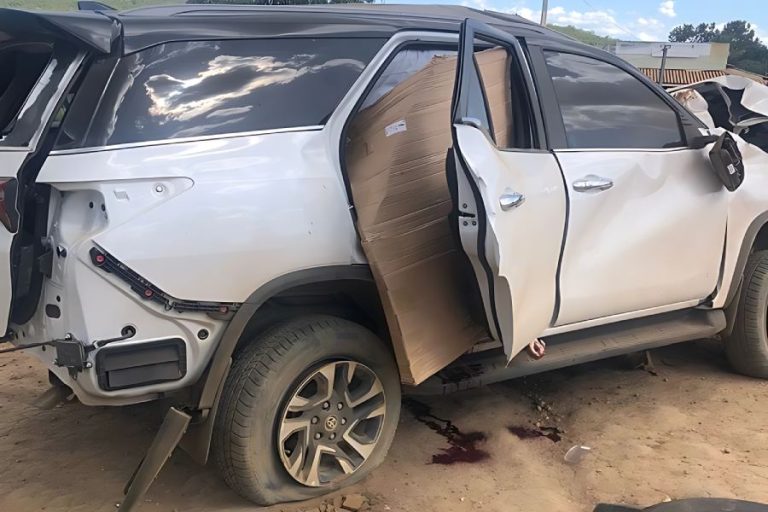 Batida entre caminhão e caminhonete deixa dois mortos em Caetité