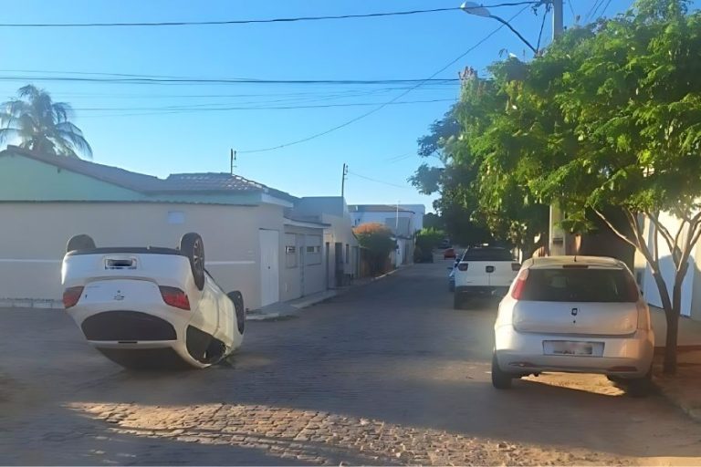 Capotamento após colisão entre carros mobiliza PM em Rio do Antônio