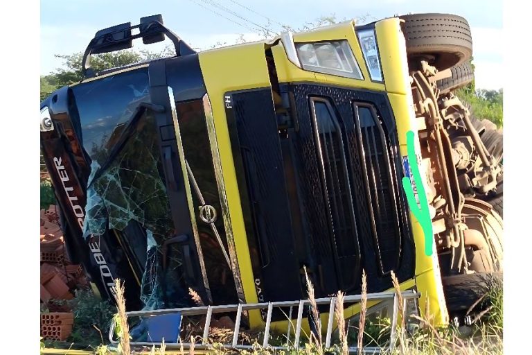 Carreta tomba na BA-156 em Macaúbas e motorista escapa sem ferimentos graves