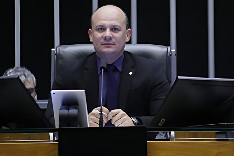 Novo líder da oposição diz que Hugo Motta vive situação “difícil” em meio a crise institucional