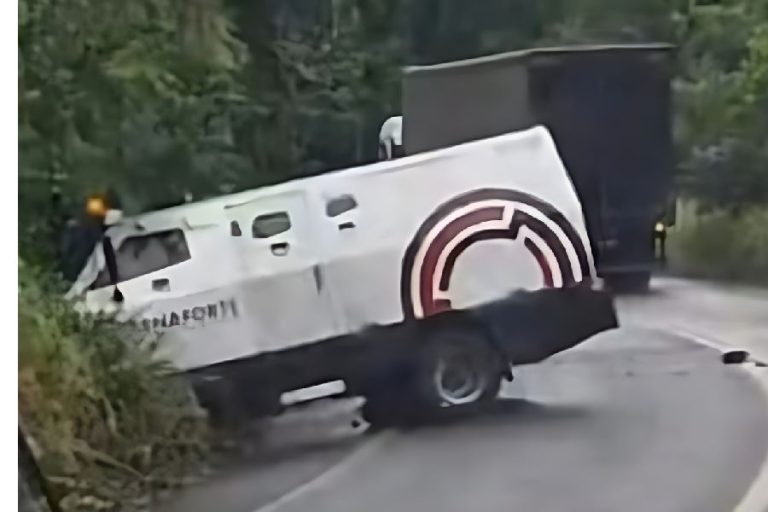 Batida entre carro-forte e carro de passeio mata três pessoas na BR-101, no sul da Bahia