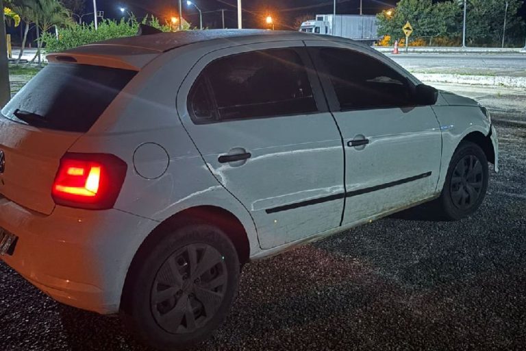 CIPRv apreende veículo com restrição judicial durante fiscalização em Vitória da Conquista