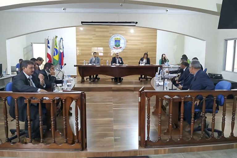 Câmara de Macaúbas enfrenta veto total do prefeito e decide futuro do orçamento de 2026 em sessão decisiva
