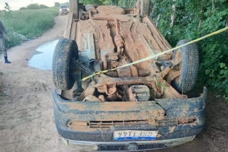 Capotamento assusta moradores em Serra do Ramalho e motorista foge após acidente