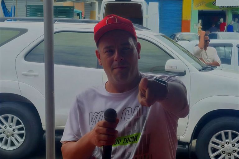 Locutor conhecido como Roberto é esfaqueado, corre para supermercado e mobiliza socorro em Vitória da Conquista