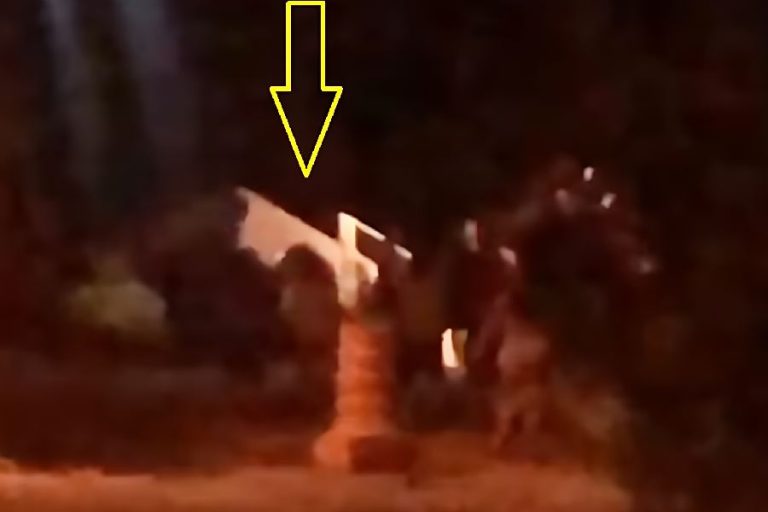 Picape cai em vala e chama atenção de moradores no bairro Vivendas do Parque em Brumado