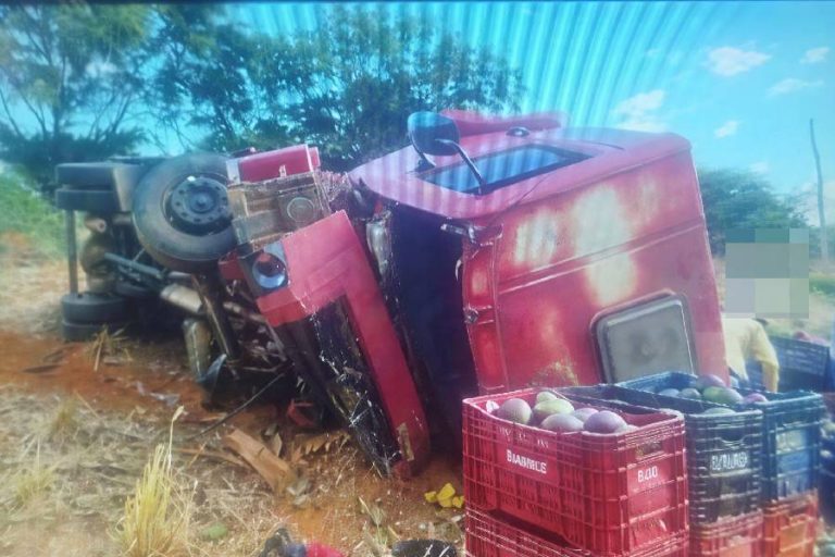 Caminhão carregado de mangas tomba em Urandi e motorista fica ferido