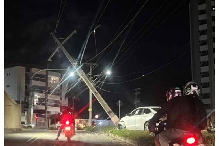 Carro bate em poste no bairro Boa Vista e deixa estrutura comprometida em Vitória da Conquista