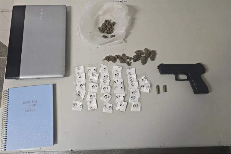 Homem é preso com drogas, simulacro de arma e munições durante ação da PM em Guanambi