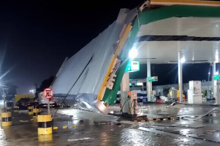 Temporal com ventos fortes causa destruição e deixa bairros sem energia em Eunápolis