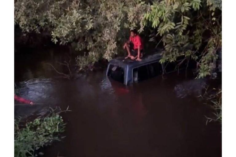 Van escolar com 11 estudantes perde freios e cai em rio na Bahia