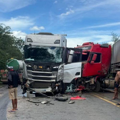 Colisão entre caminhões bloqueia BR-242 na Serra da Mangabeira