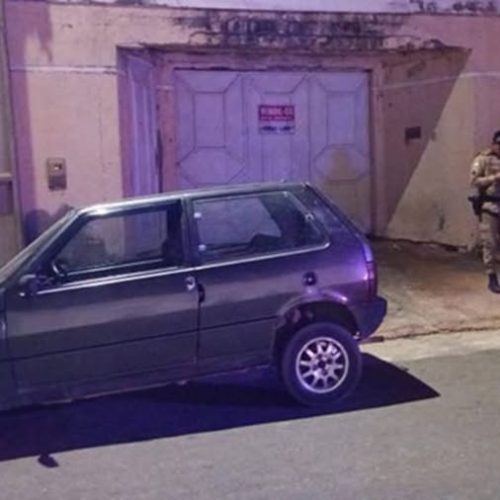 PM apreende carro com licenciamento atrasado e motorista sem CNH em Guanambi
