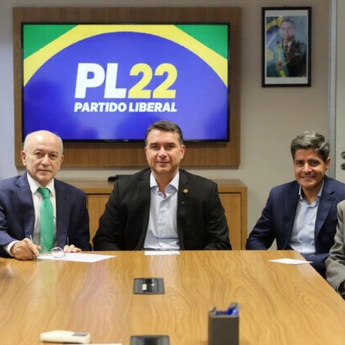 ACM Neto se aproxima de Flávio Bolsonaro e especulações sobre aliança “anti-PT” na Bahia crescem