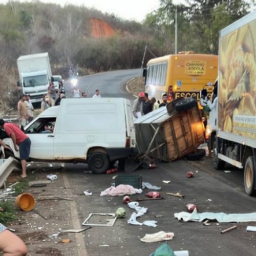 Acidente com três veículos interdita trecho de rodovia em Licínio de Almeida