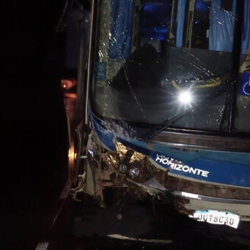 Acidente entre ônibus e carros deixa feridos na rodovia entre Vitória da Conquista e Barra do Choça