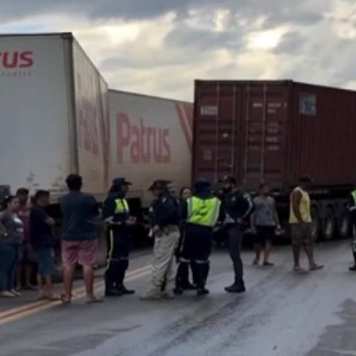Acidente entre três carretas mata motorista e interdita a BR-116 no sudoeste da Bahia
