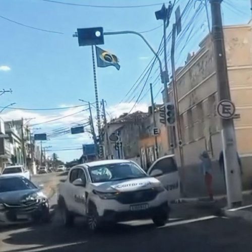Acidente no centro de Brumado causa danos materiais e assusta comerciantes