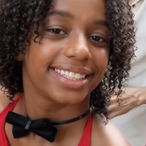 Adolescente desaparecida após sair da escola é encontrada morta; vídeo com homem armado intriga polícia