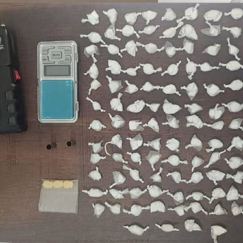 Adolescente é apreendido com drogas e material do tráfico em Tanhaçu