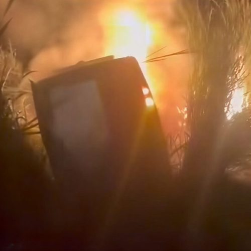 Ambulância bate em vaca, pega fogo e fica destruída em Caraíbas