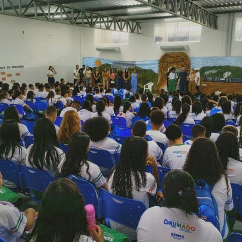 Ano letivo começa em Brumado com recepção nas escolas e pedido de respeito aos professores