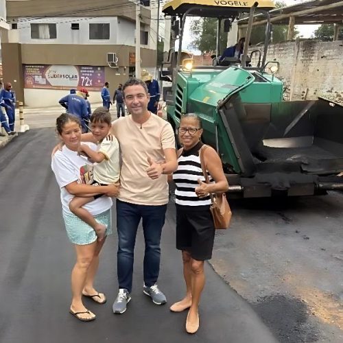 Após 30 anos de espera, prefeito acompanha asfaltamento e moradores comemoram em Brumado