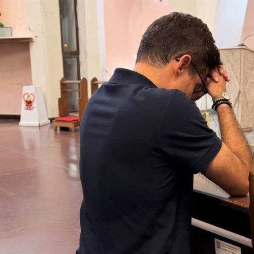 Após susto em avião ACM Neto participa de missa e agradece por livramento