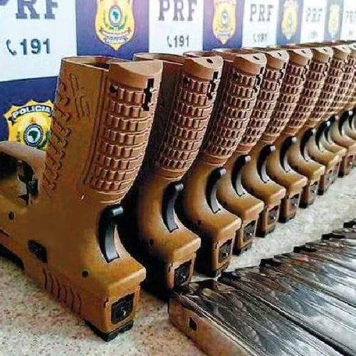 Apreensão na Bahia expõe rota internacional de armas e elo do Comando Vermelho com políticos