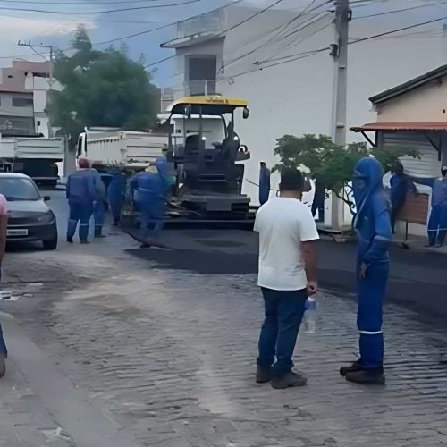 Asfalto na Rua Deolino de Carvalho marca fase de requalificação em Brumado