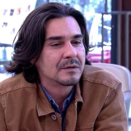 Ator André Gonçalves tem celular furtado durante festa de Iemanjá em Salvador e faz desabafo nas redes