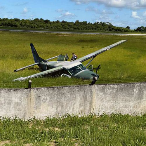 Avião da FAB ultrapassa pista e para em área de gramado no aeroporto de Porto Seguro