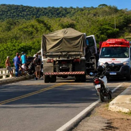 Batida entre caminhão-caçamba e trator deixa motorista ferido em ponte na BR-420