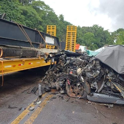Batida entre caminhonete e carreta mata três pessoas e bloqueia BR-110 em Catu