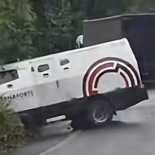 Batida entre carro-forte e carro de passeio mata três pessoas na BR-101, no sul da Bahia