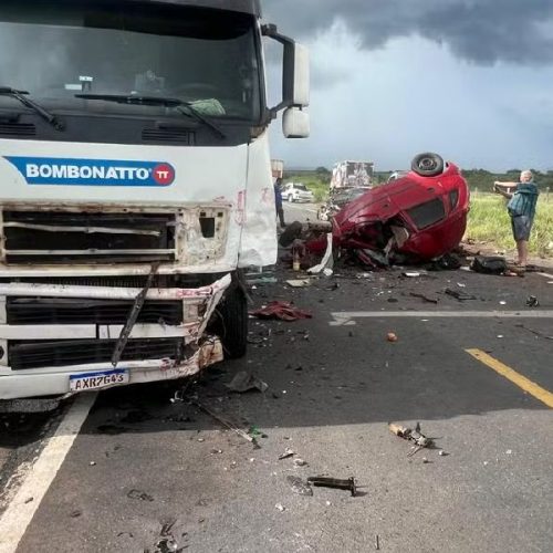 Batida na BR-135 mata cinco pessoas da mesma família no oeste da Bahia