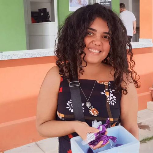 Biomédica vende trufas nas ruas de Brumado após não encontrar emprego na área