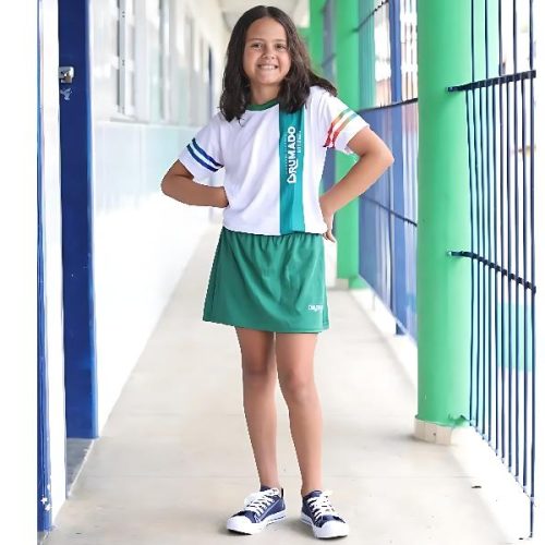 Brumado inicia entrega de novo fardamento escolar e anima pais e alunos da rede municipal