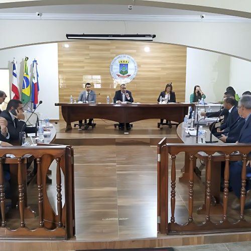 Câmara de Macaúbas enfrenta veto total do prefeito e decide futuro do orçamento de 2026 em sessão decisiva