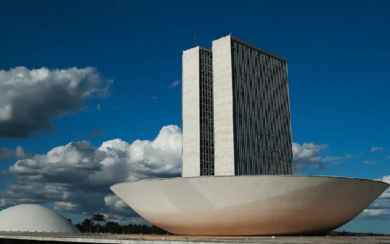 Câmara dos Deputados discute colapso do leite no sudoeste da Bahia