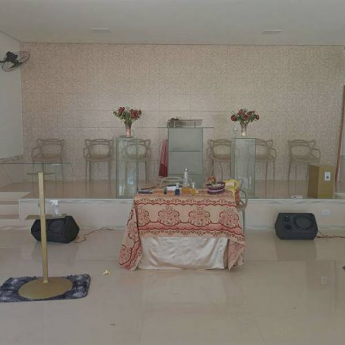 Câmeras flagram homem invadindo igreja e furtando dinheiro do dízimo em Guanambi