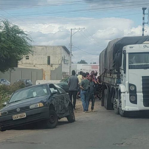 Caminhão joga carro para fora da via em Brumado