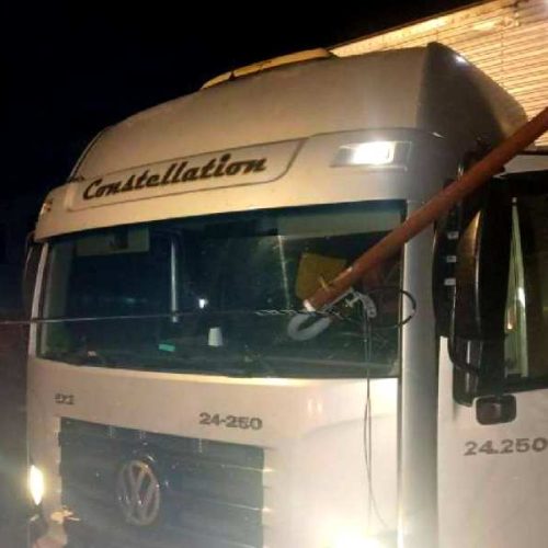 Caminhão atinge fiação e provoca danos na rede elétrica em Malhada de Pedras