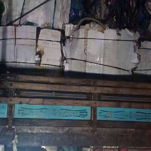 Caminhão atinge rede elétrica, danifica casa e motorista é localizado após fuga em Carinhanha