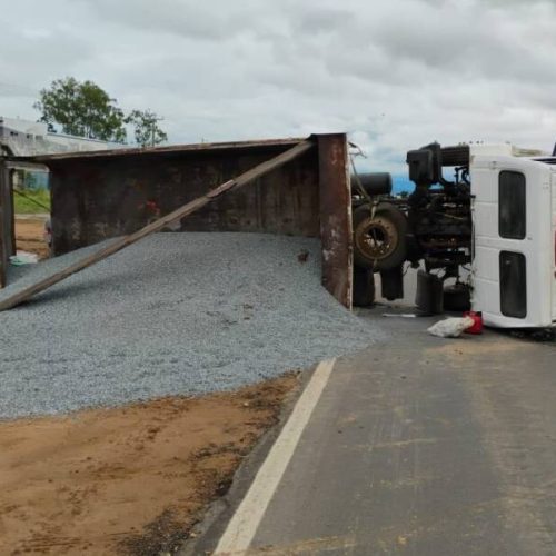 Caminhão carregado de brita tomba e interdita trecho da BR-030 em Guanambi