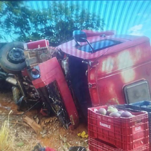 Caminhão carregado de mangas tomba em Urandi e motorista fica ferido