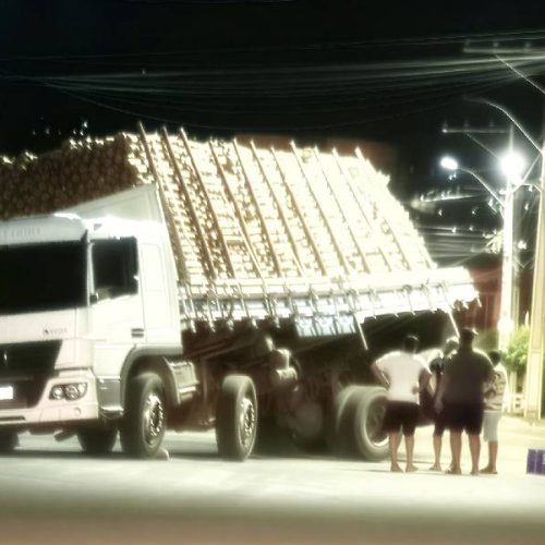 Caminhão com carga de madeira bloqueia estrada do bairro Baraúnas durante a madrugada