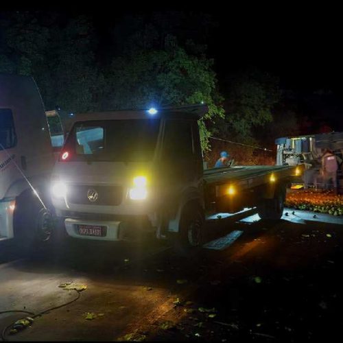 Caminhão com carga de mangas tomba em curva perigosa e bloqueia rodovia em Guanambi