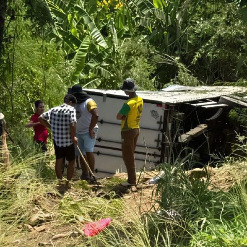 Caminhão com medicamentos tomba na BA-026 e deixa feridos em Maracás